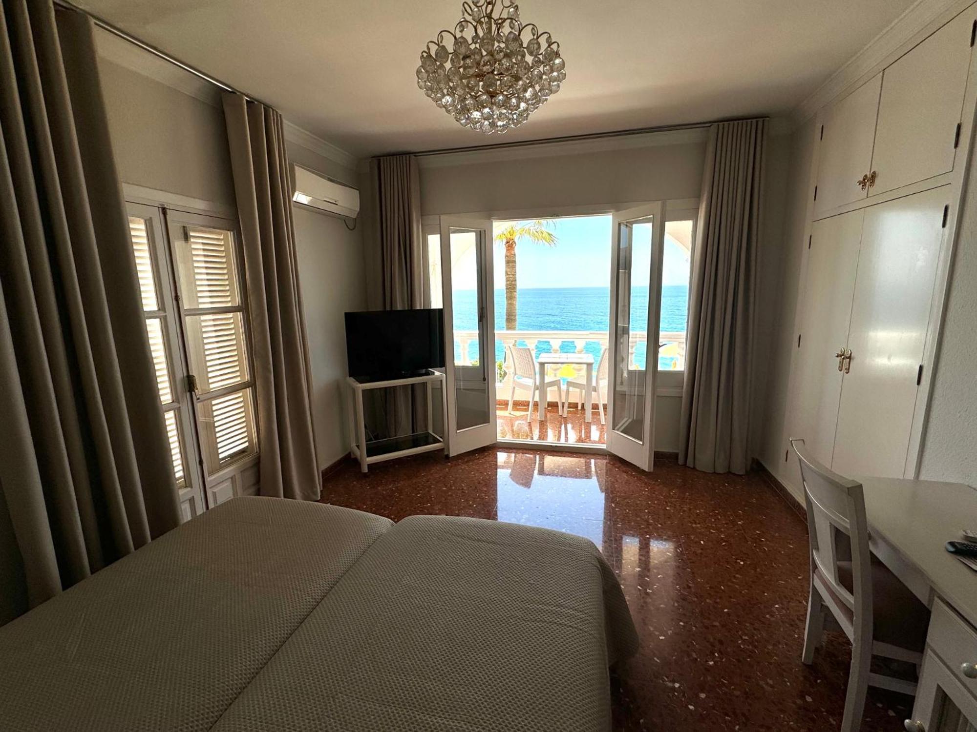 Hotel Paraiso Del Mar Нерха Номер фото